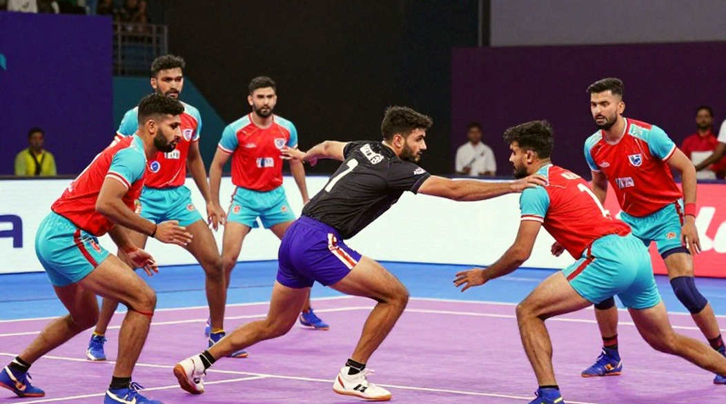 अहमदाबाद की पहली रात: टेबल झूठ नहीं बोल रही, बस पूरा सच भी नहीं कह रही